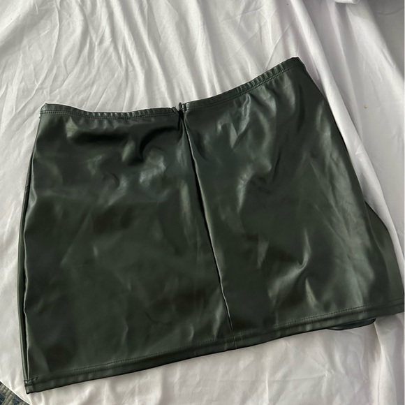 V cut waist line LEATHER MINI SKIRT - Picture 2 of 7
